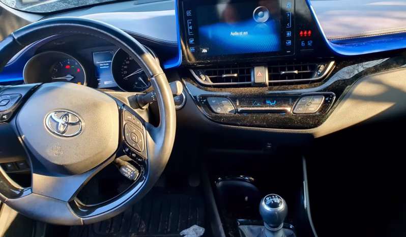 
								Toyota C-HR full									