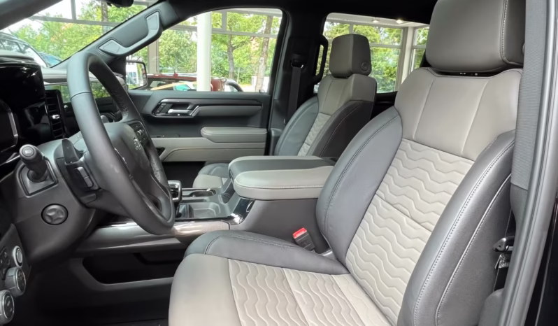 
								Chevrolet Silverado full									