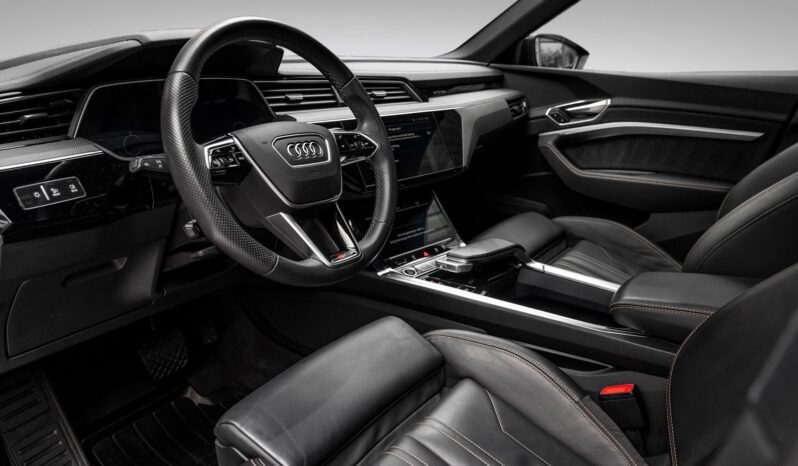 
								Audi e-tron Sportback full									